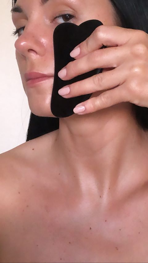 Gua Sha en Tourmaline - Cristal Naturel Sans Produits Chimiques dans une Boîte Doublée de Soie Signature