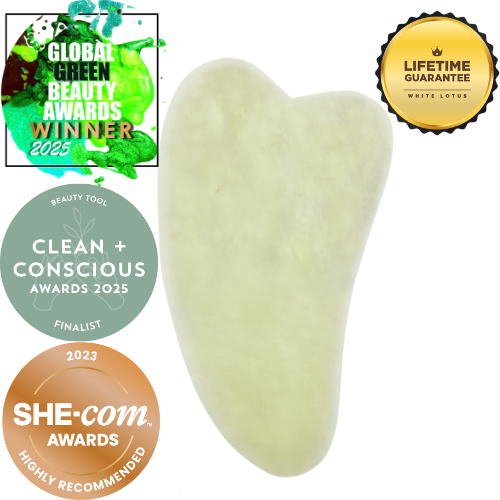 Jade Gua Sha - Natürlicher, chemiefreier Kristall in einer signierten, mit Seide ausgekleideten Box