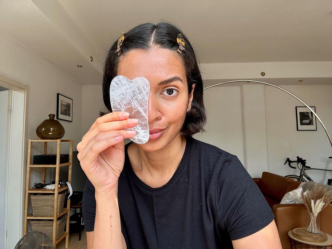 Gua Sha en cristal de quartz clair - cristal naturel sans produits chimiques dans une boîte doublée de soie signature