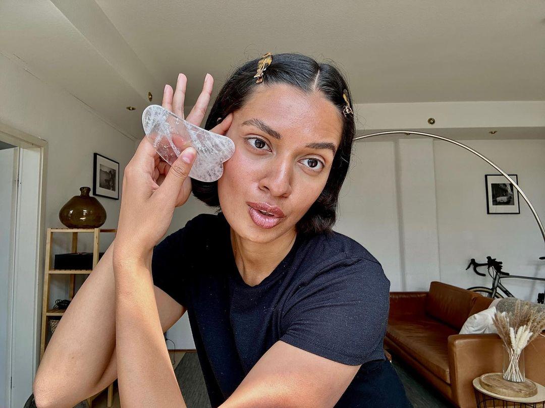 Gua Sha en cristal de quartz clair - cristal naturel sans produits chimiques dans une boîte doublée de soie signature