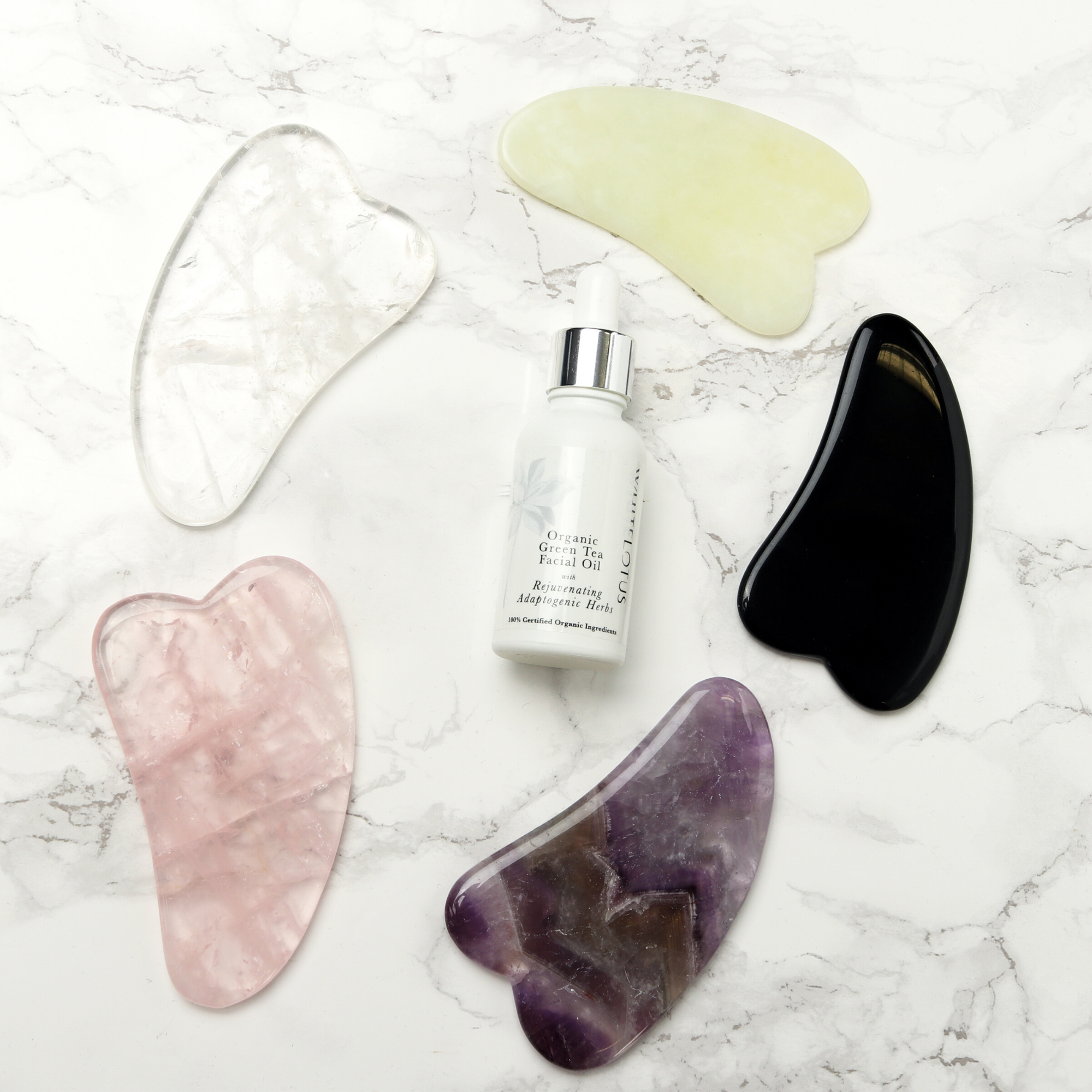 Jade Gua Sha - Natürlicher, chemiefreier Kristall in einer signierten, mit Seide ausgekleideten Box