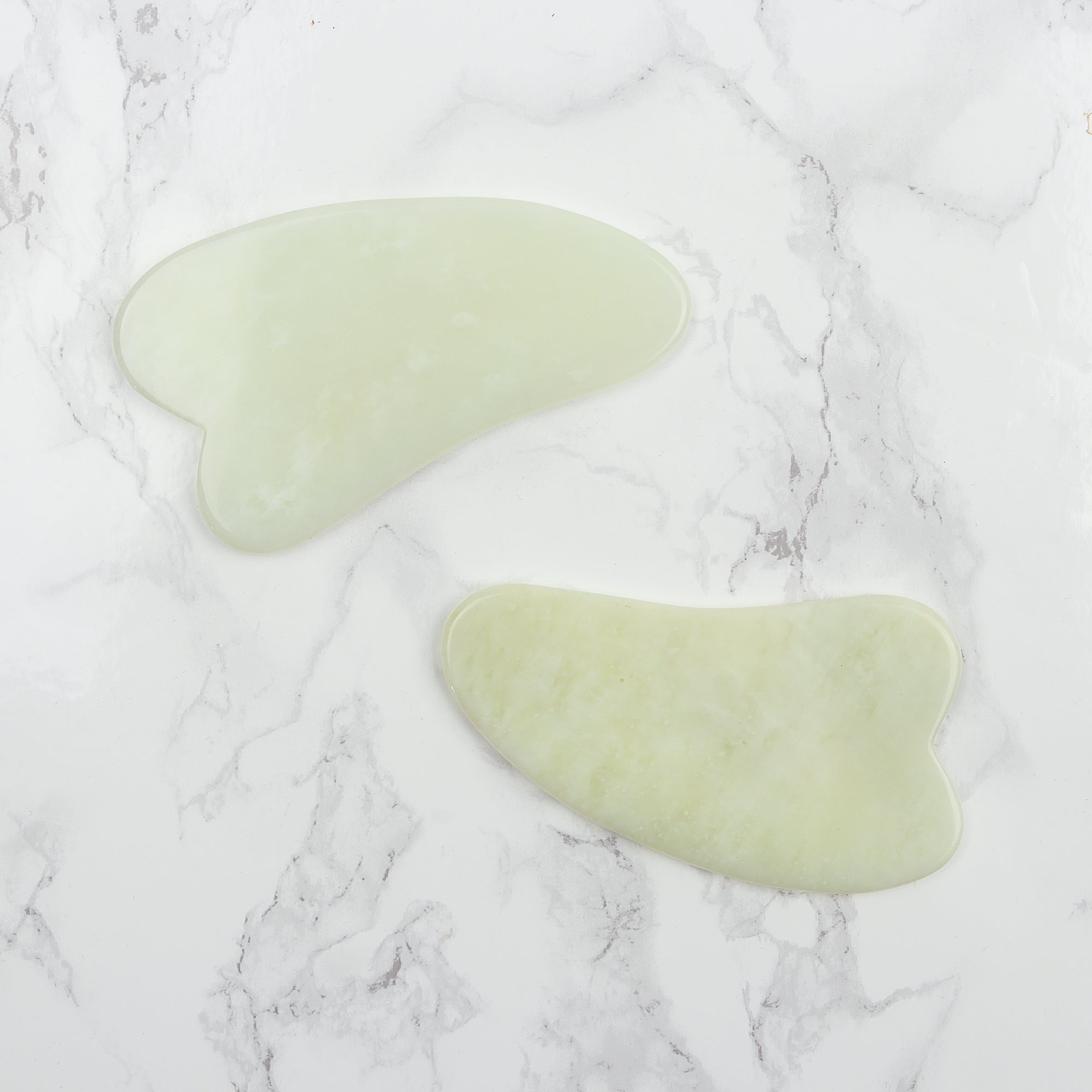 Jade Gua Sha - Natürlicher, chemiefreier Kristall in einer signierten, mit Seide ausgekleideten Box