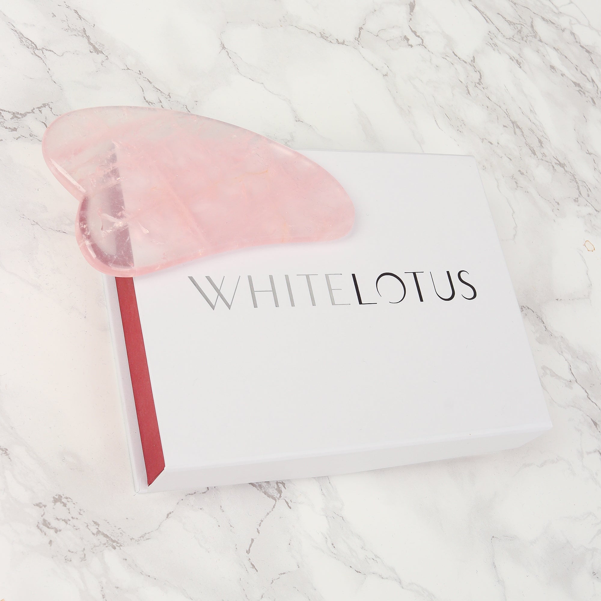 Herramienta Gua Sha de Cuarzo Rosa - Cristal Natural Libre de Químicos en una Caja Forrada de Seda de Firma EE. UU.