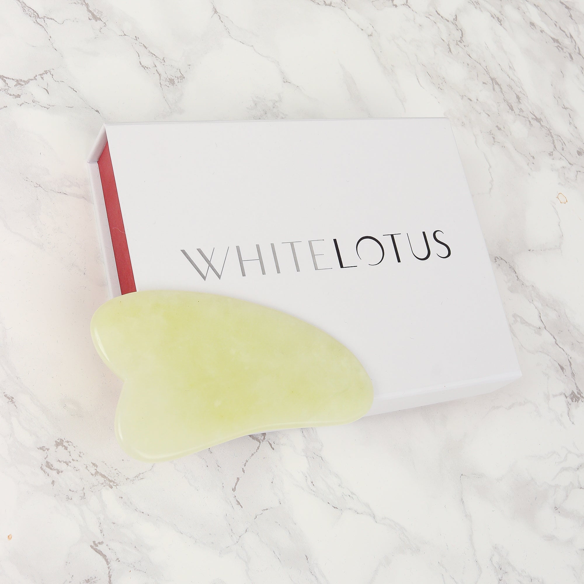 Jade Gua Sha - Natürlicher, chemiefreier Kristall in einer signierten, mit Seide ausgekleideten Box