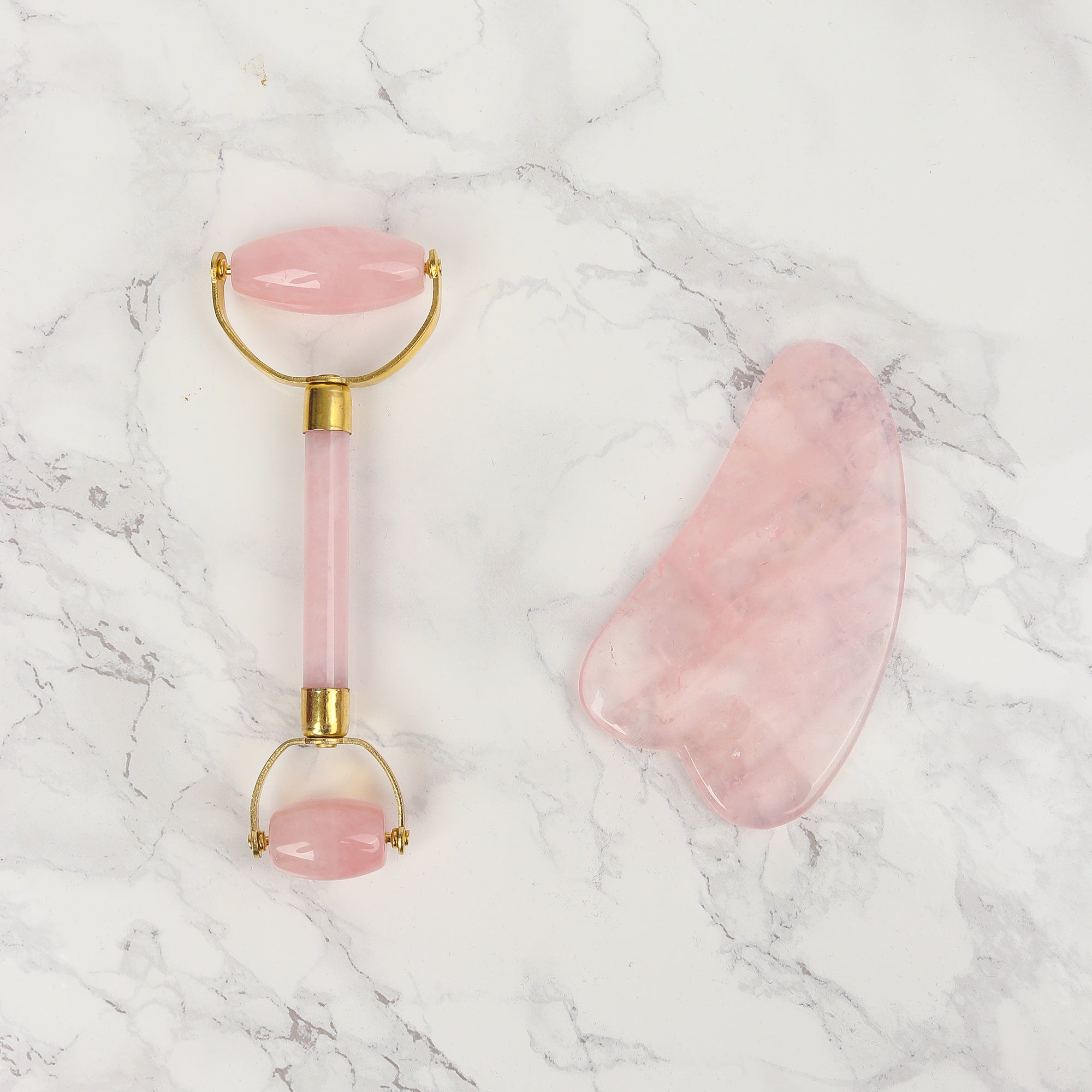 Herramienta Gua Sha de Cuarzo Rosa - Cristal Natural Libre de Químicos en una Caja Forrada de Seda de Firma EE. UU.