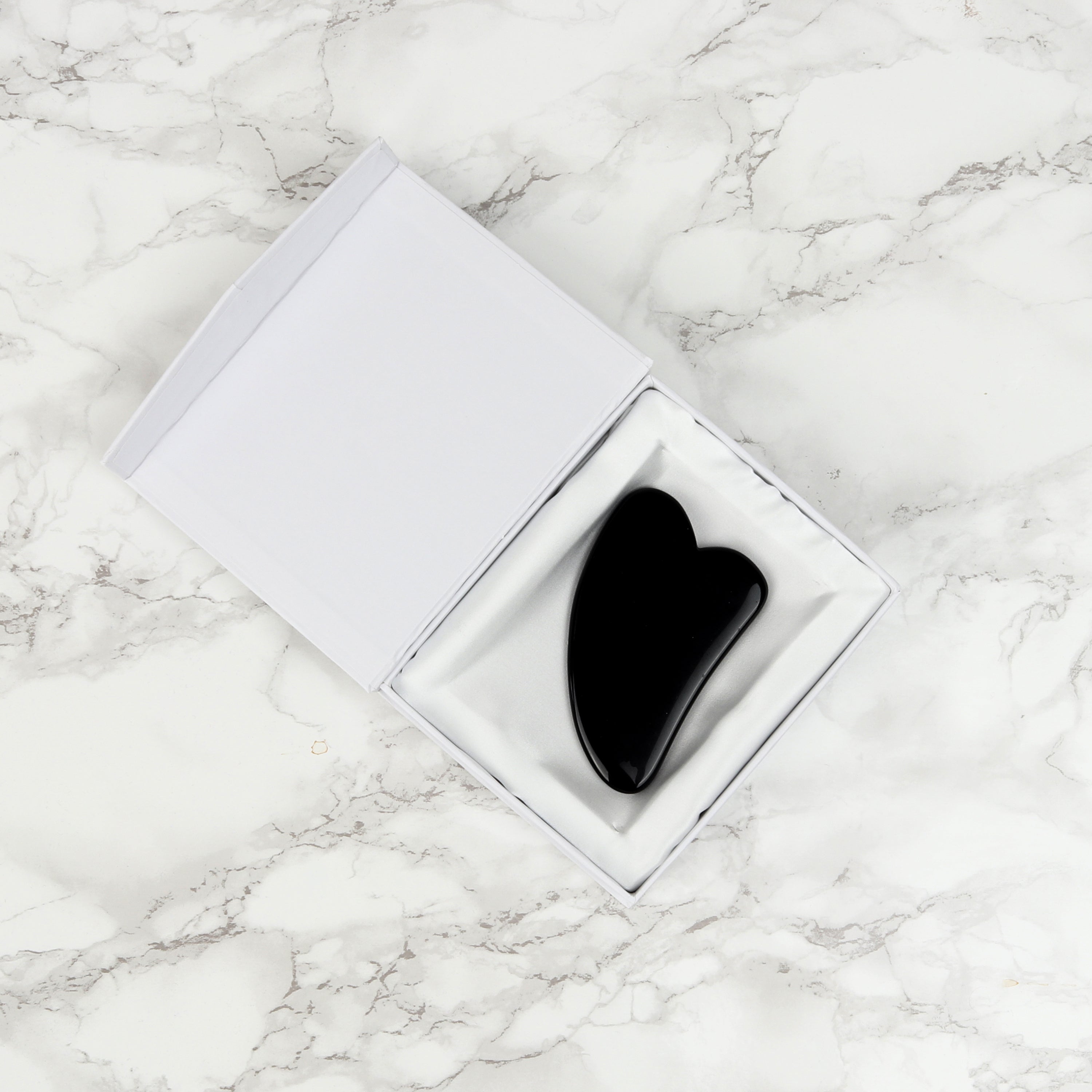 Gua Sha en Tourmaline - Cristal Naturel Sans Produits Chimiques dans une Boîte Doublée de Soie Signature