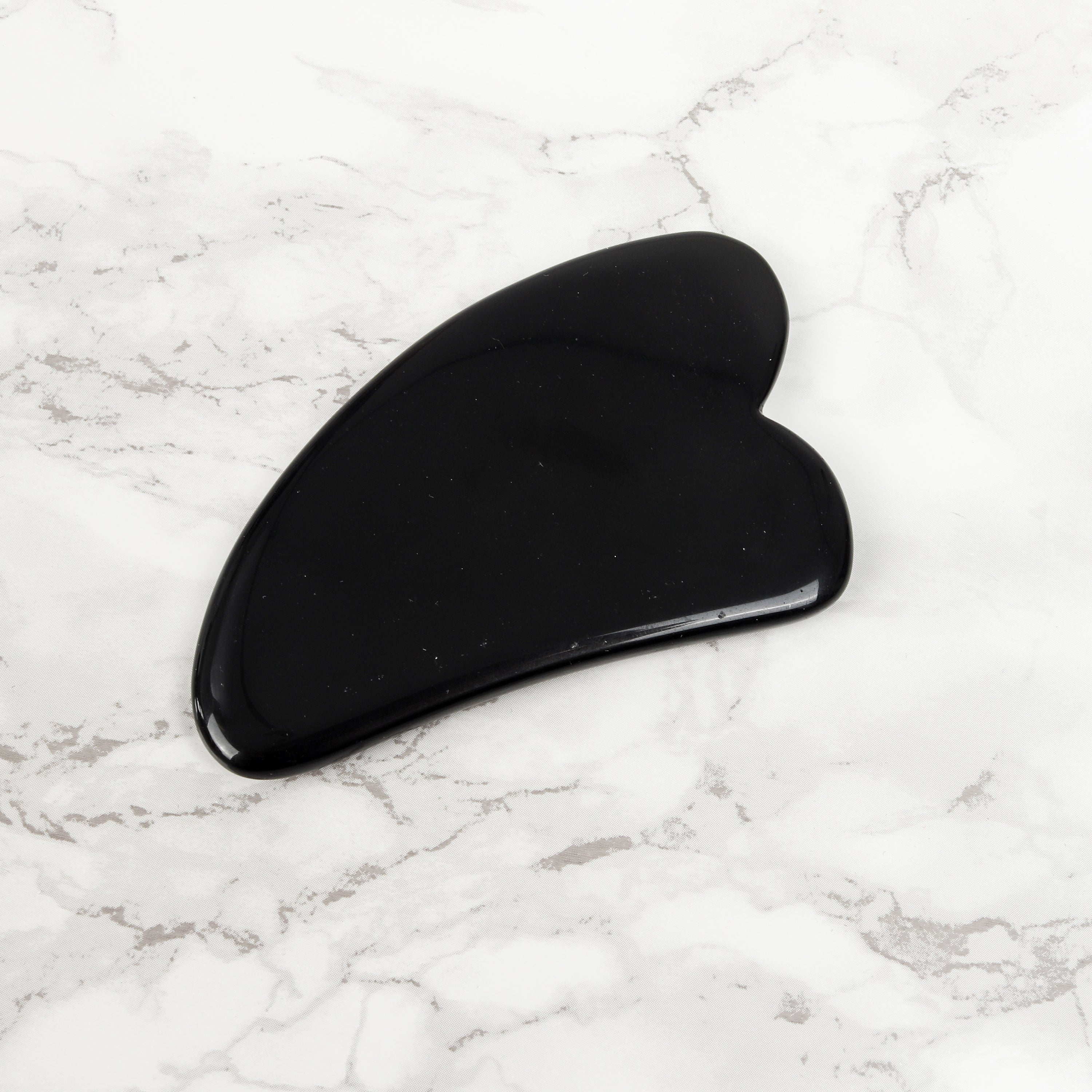 Gua Sha en Tourmaline - Cristal Naturel Sans Produits Chimiques dans une Boîte Doublée de Soie Signature