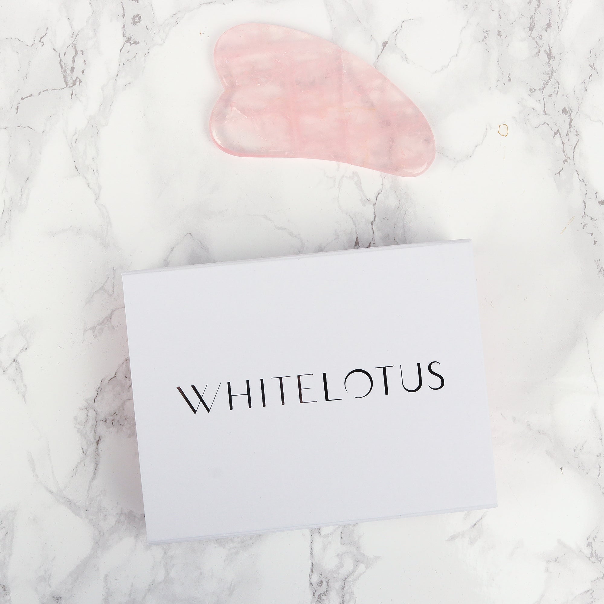 Herramienta Gua Sha de Cuarzo Rosa - Cristal Natural Libre de Químicos en una Caja Forrada de Seda de Firma EE. UU.