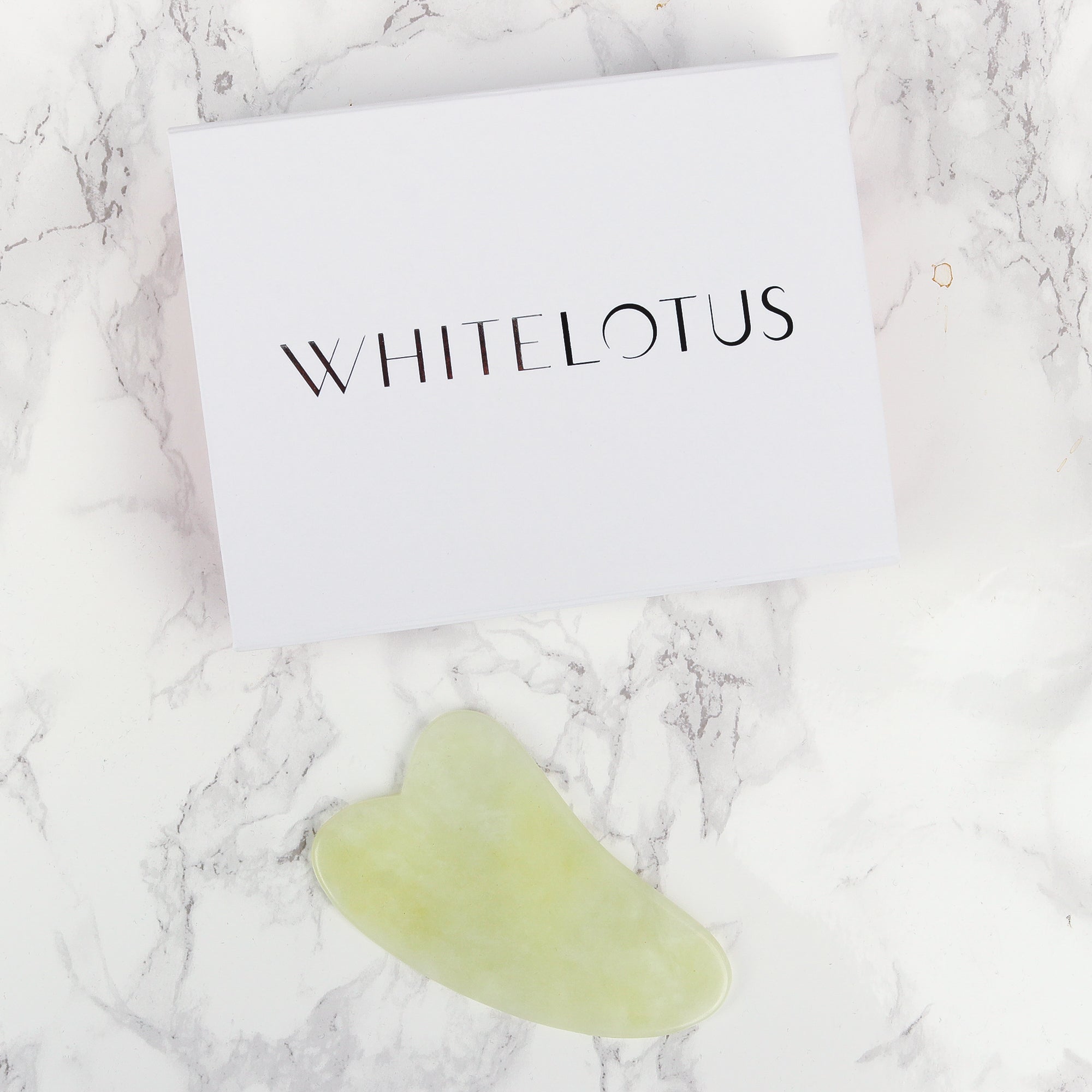 Jade Gua Sha - Natürlicher, chemiefreier Kristall in einer signierten, mit Seide ausgekleideten Box