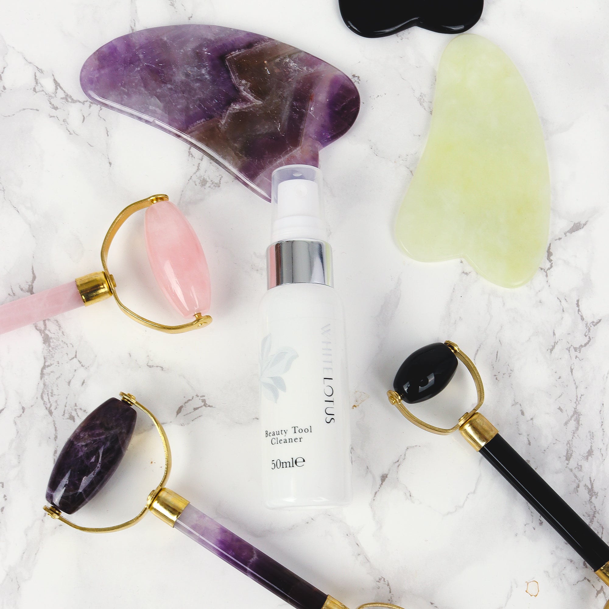 Jade Gua Sha - Natürlicher, chemiefreier Kristall in einer signierten, mit Seide ausgekleideten Box