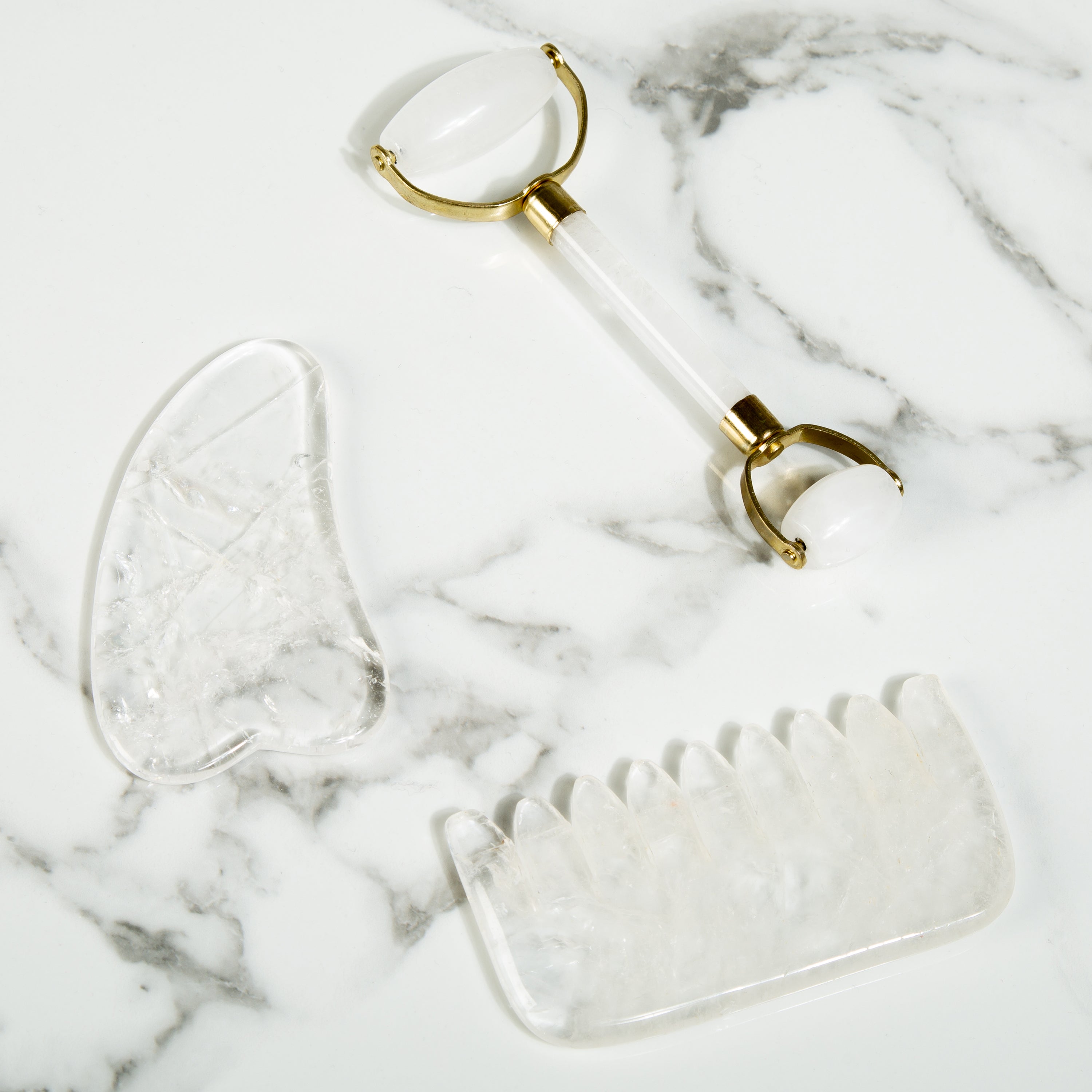 Gua Sha en cristal de quartz clair - cristal naturel sans produits chimiques dans une boîte doublée de soie signature