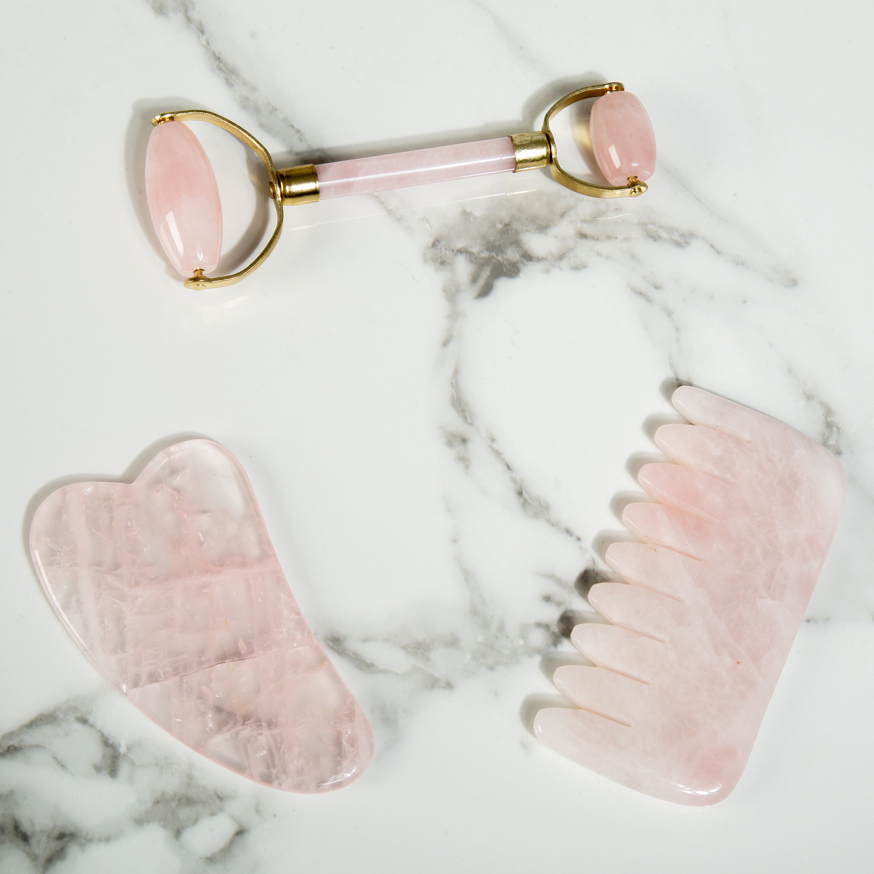 Herramienta Gua Sha de Cuarzo Rosa - Cristal Natural Libre de Químicos en una Caja Forrada de Seda de Firma EE. UU.