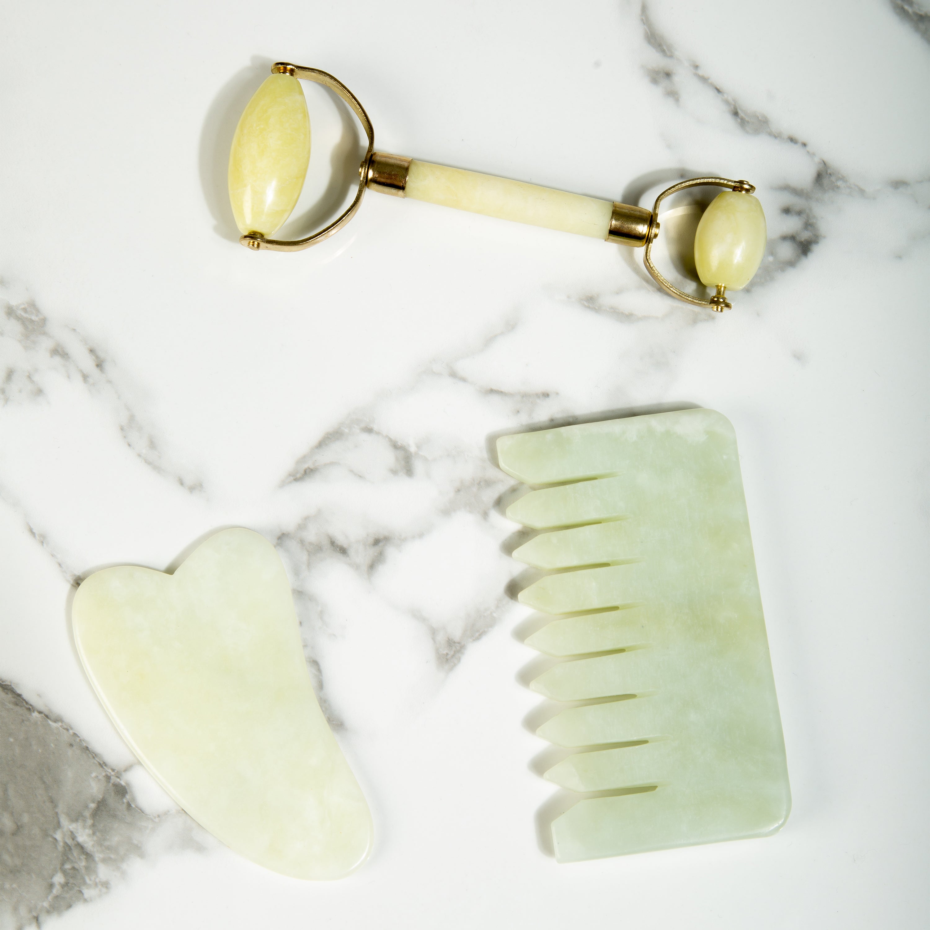 Jade Gua Sha - Natürlicher, chemiefreier Kristall in einer signierten, mit Seide ausgekleideten Box
