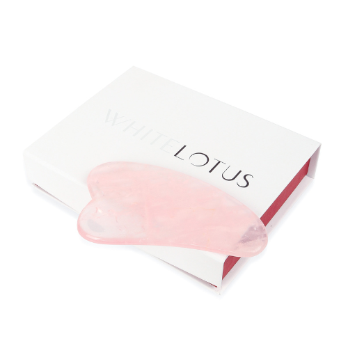 Rose Quartz Gua Sha Werkzeug - Natürlicher, chemiefreier Kristall in einer signierten, mit Seide ausgekleideten Box